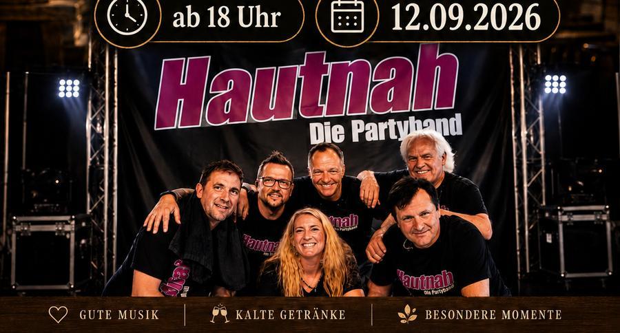 Die Partyband Hautnah spielt ab 18 Uhr im Saal